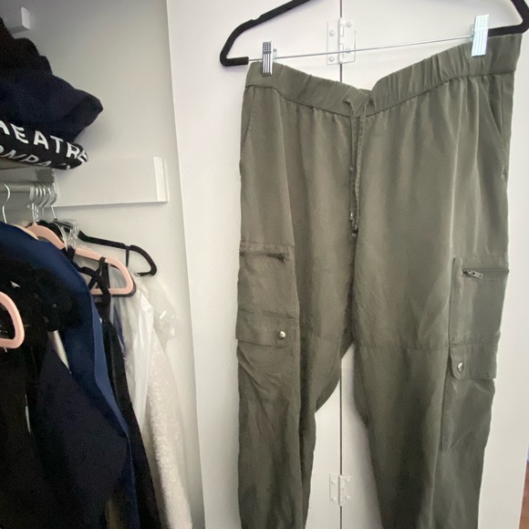 Banana Republic cargo pants - Picture 2 of 2
